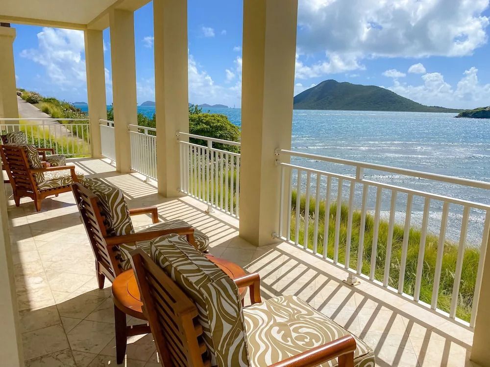 Balkon mit bequemen Sitzen und direktem Blick auf das Meer und Inseln.