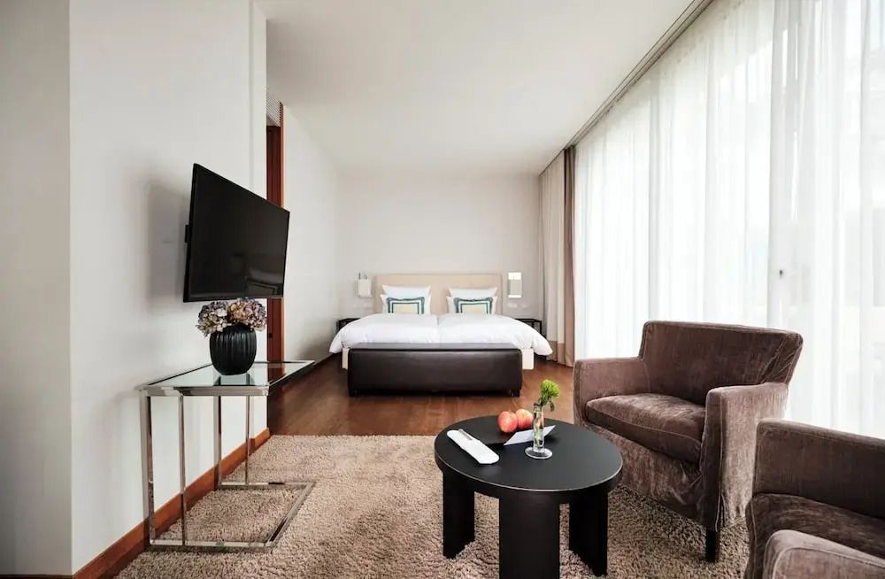 Geräumiges Deluxe Doppelzimmer mit modernem Dekor und großem Fenster mit Seeblick