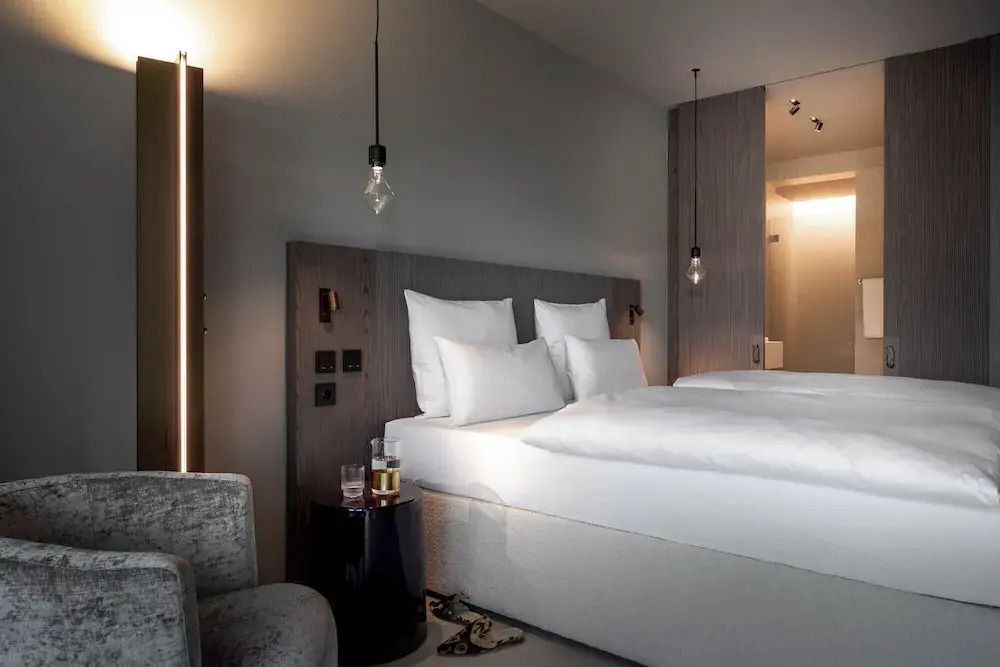 Komfort Doppelzimmer mit stilvoller Beleuchtung und Doppelbett in sanften Farben