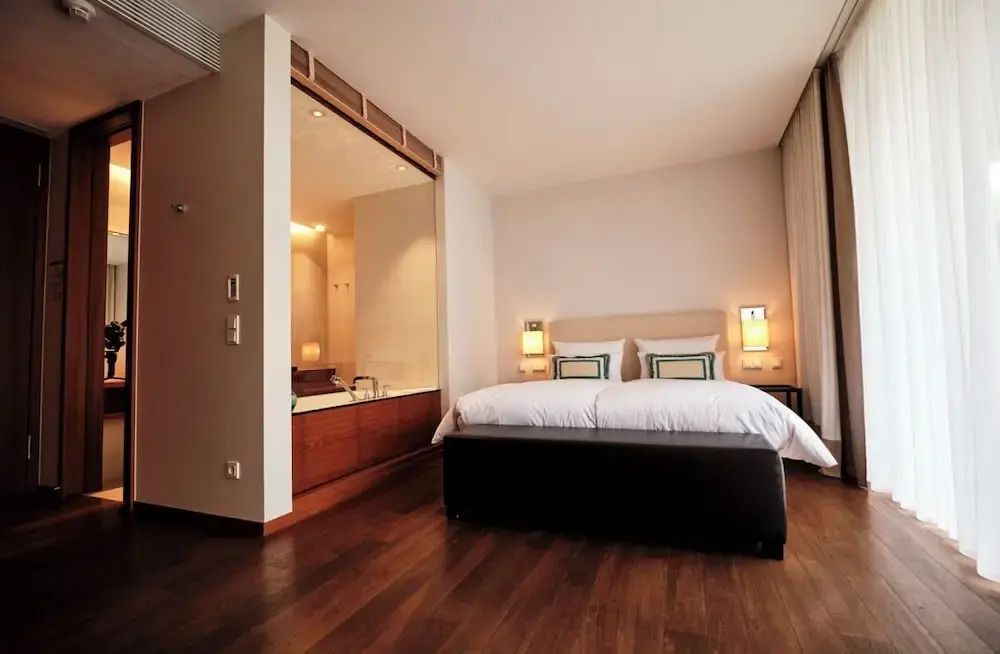 Modernes Premier Doppelzimmer mit Balkon und stilvoller Einrichtung