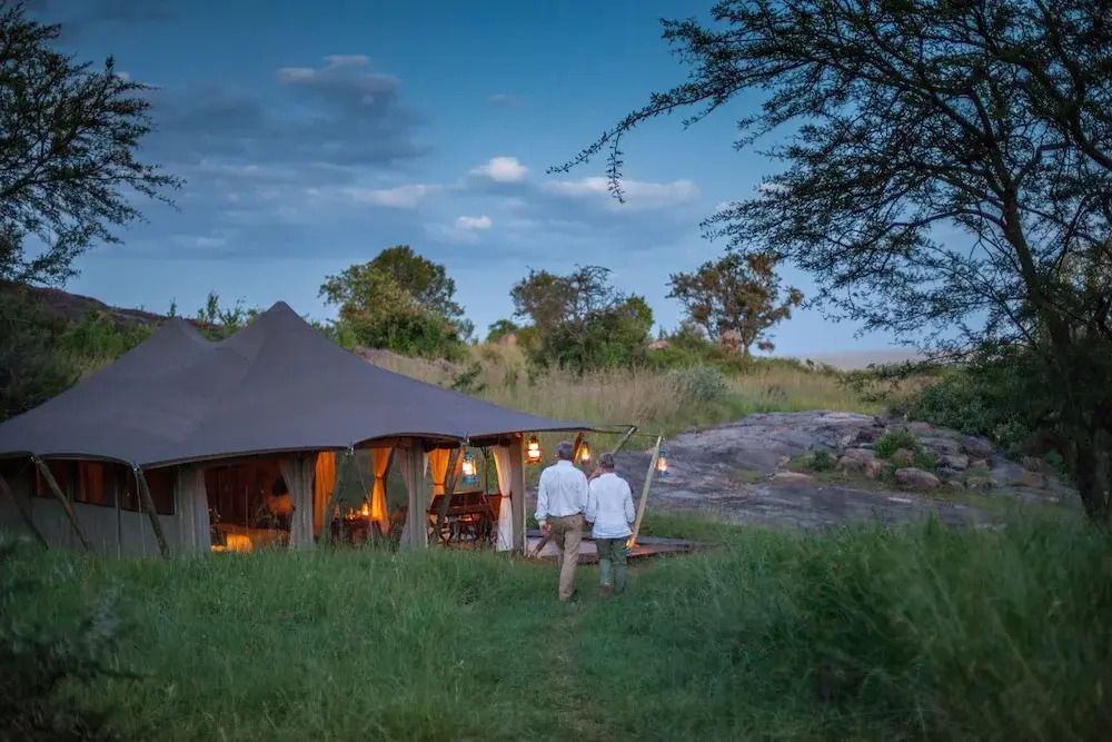 Zelt im Serengeti Pioneer Camp bei Dämmerung inmitten natürlicher Umgebung