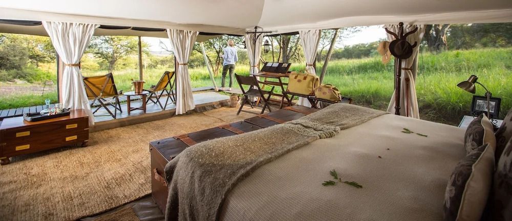 Geräumiges Familienzelt mit Aussicht auf die Serengeti und stilvoller Innenausstattung