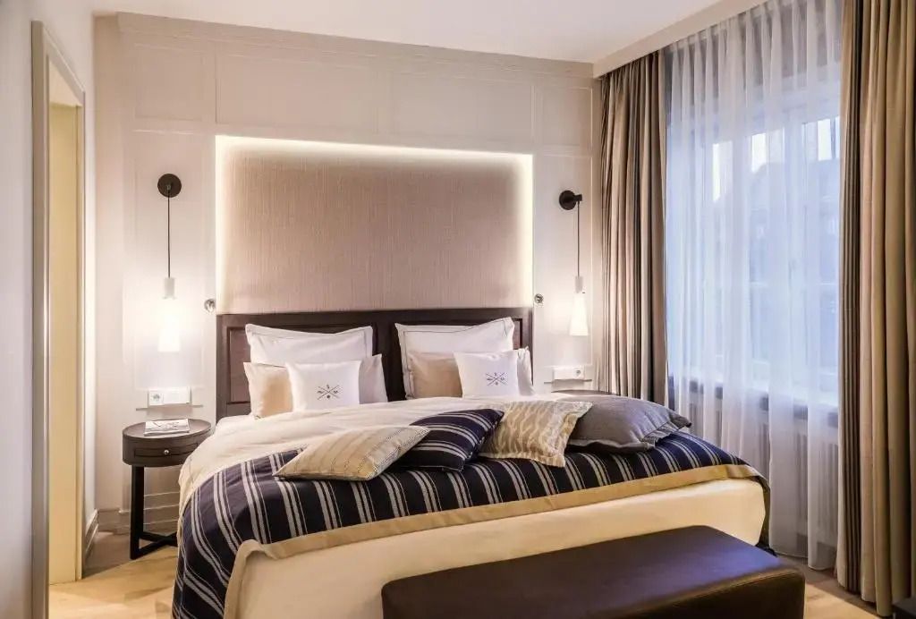 Elegantes Schlafzimmer im Deluxe Doppelzimmer mit großem Doppelbett und stilvollem Dekor