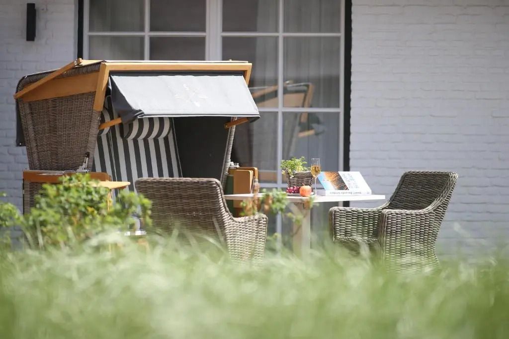 Gemütliche Terrasse mit Strandkorb und Sitzgelegenheit im Grünen