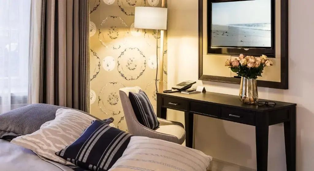 Schreibtischbereich mit eleganten Akzenten im Deluxe Doppelzimmer
