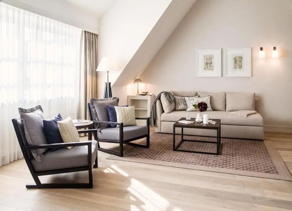 Helles Wohnzimmer mit Sofa und Sesseln in einer Junior-Suite im Severin's Resort