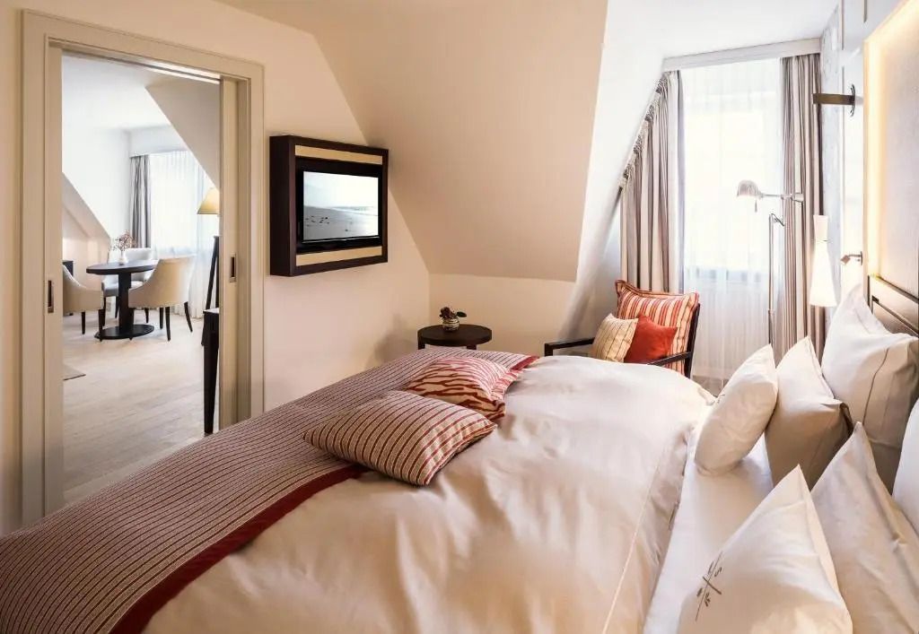 Stilvolles Schlafzimmer mit Doppelbett und moderner Dekoration in der Junior-Suite