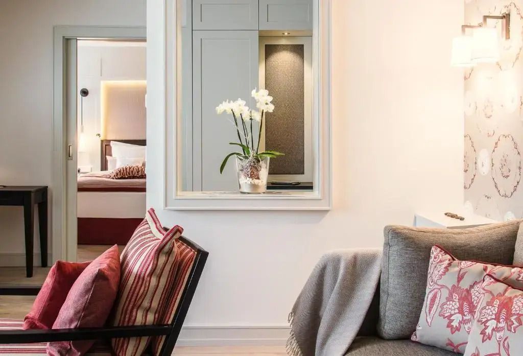 Detailansicht eines Sitzbereichs mit Blumen und Kissen in der Junior-Suite