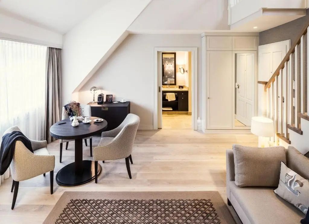 Helle Suite mit gemütlicher Sitzecke und Esstisch