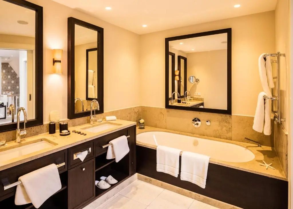 Elegantes Badezimmer mit Badewanne und Doppelwaschbecken