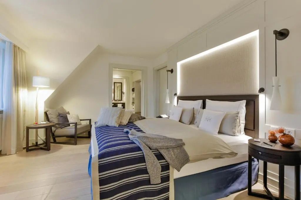 Großzügiges Schlafzimmer mit edler Beleuchtung und Dekoration