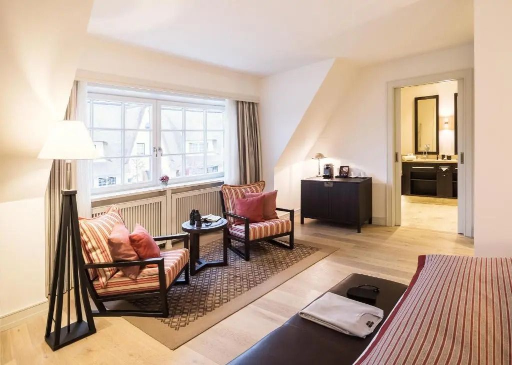 Geräumiges Zimmer mit Sitzmöglichkeiten und Blick auf den Badezimmerzugang