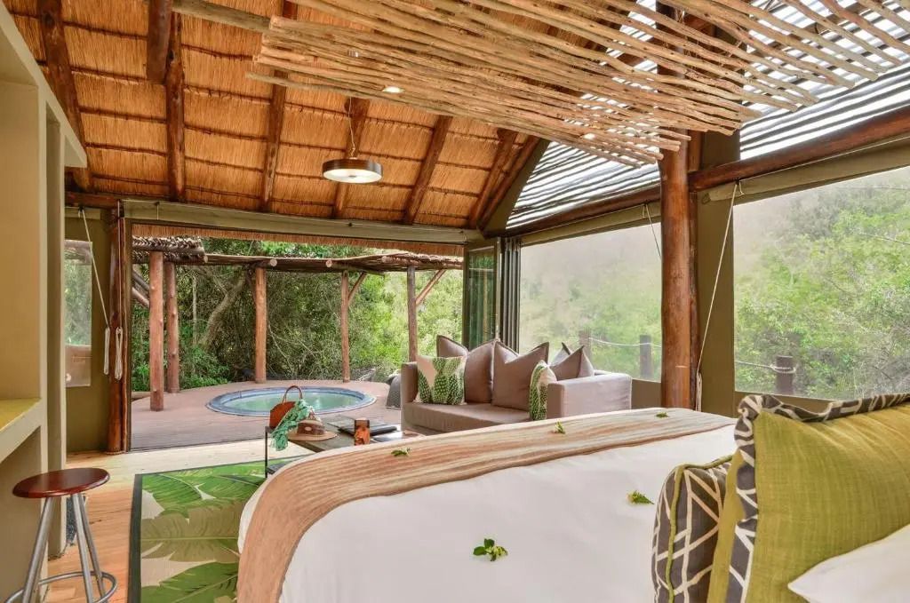 Gemütliches Hotelzimmer mit Blick auf die Natur und privatem Whirlpool