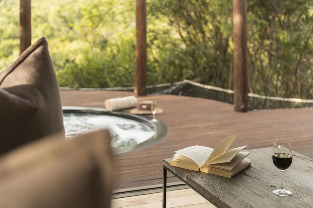 Privater Whirlpool auf einer Terrasse mit Blick auf die Natur