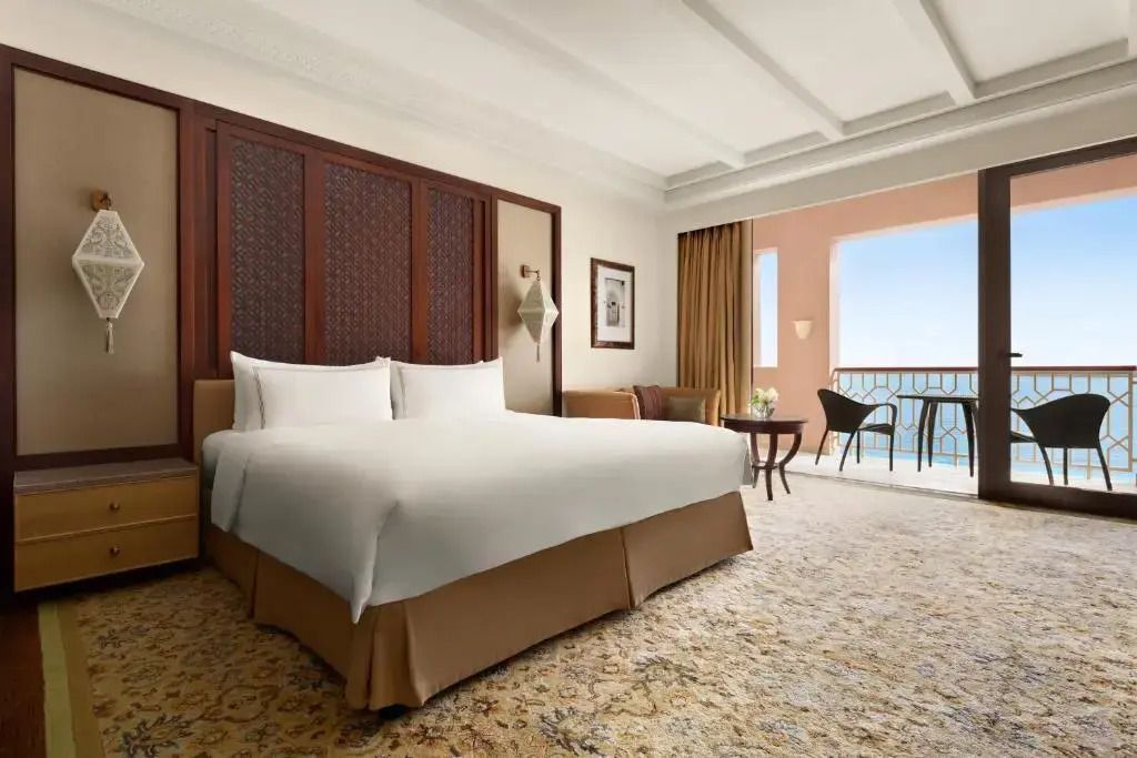 Luxuriöses Schlafzimmer in der Deluxe Suite mit Balkon und Meerblick