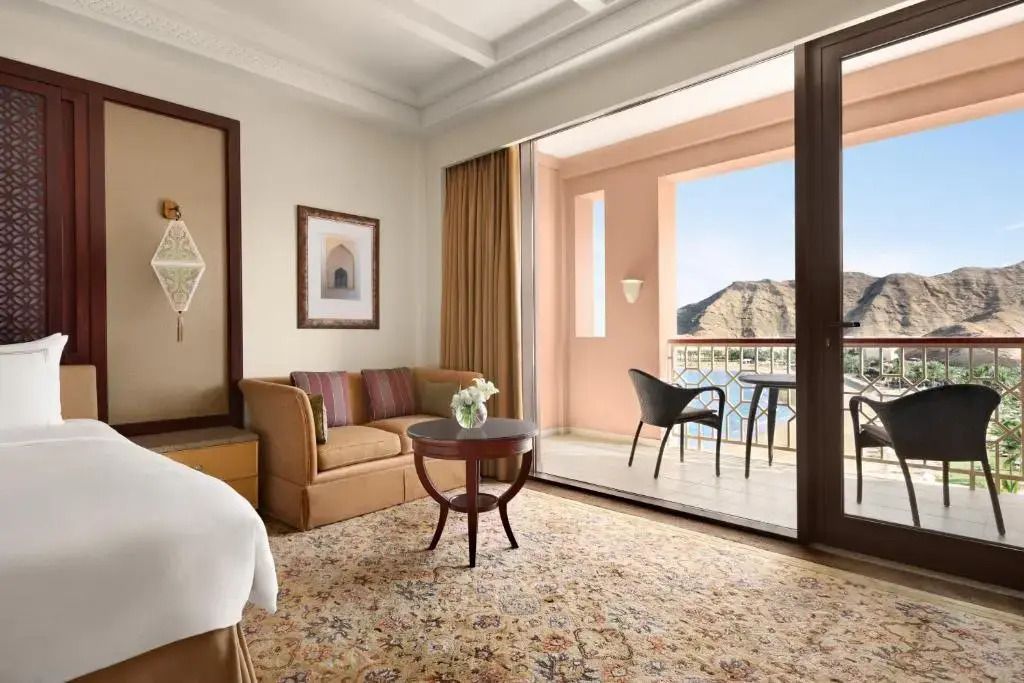 Deluxe Suite mit Sitzecke und Balkon mit Blick auf das Meer