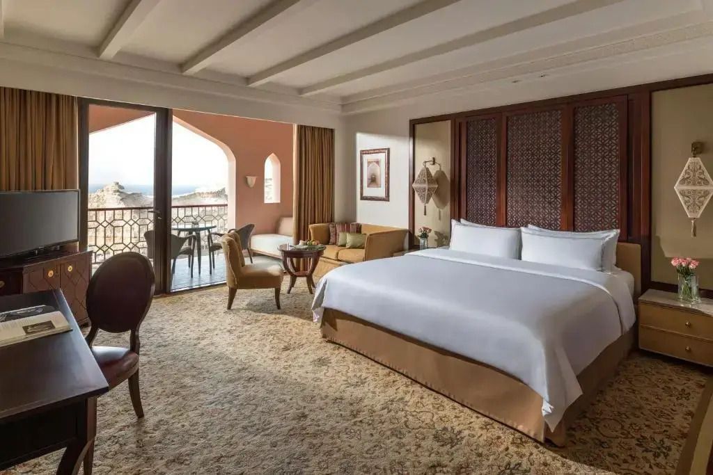 Geräumiges Deluxe Zimmer mit Balkon und schönen Aussicht, großes Bett und luxuriöse Einrichtung