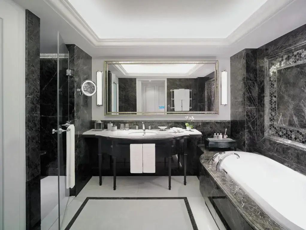 Modernes Badezimmer mit Marmor und eleganter Ausstattung in der Barbaros Suite