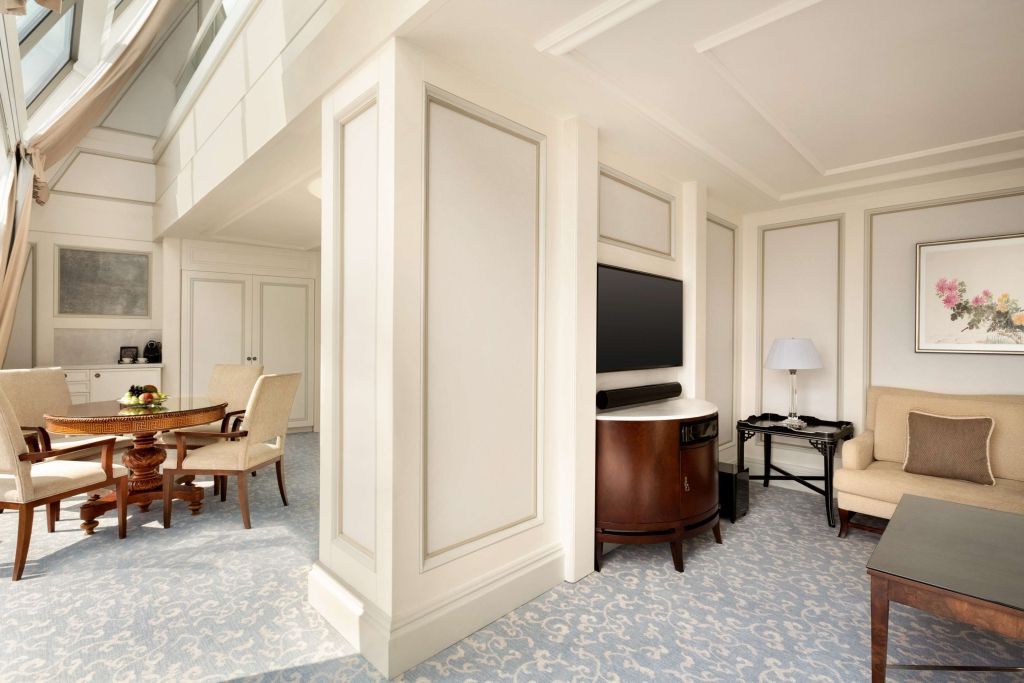 Helle Suite mit gemütlicher Sitzecke und elegantem Mobiliar