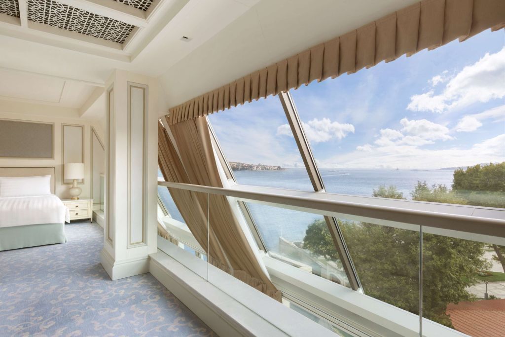 Panoramafenster mit Blick auf den Bosporus und luxuriösen Vorhängen