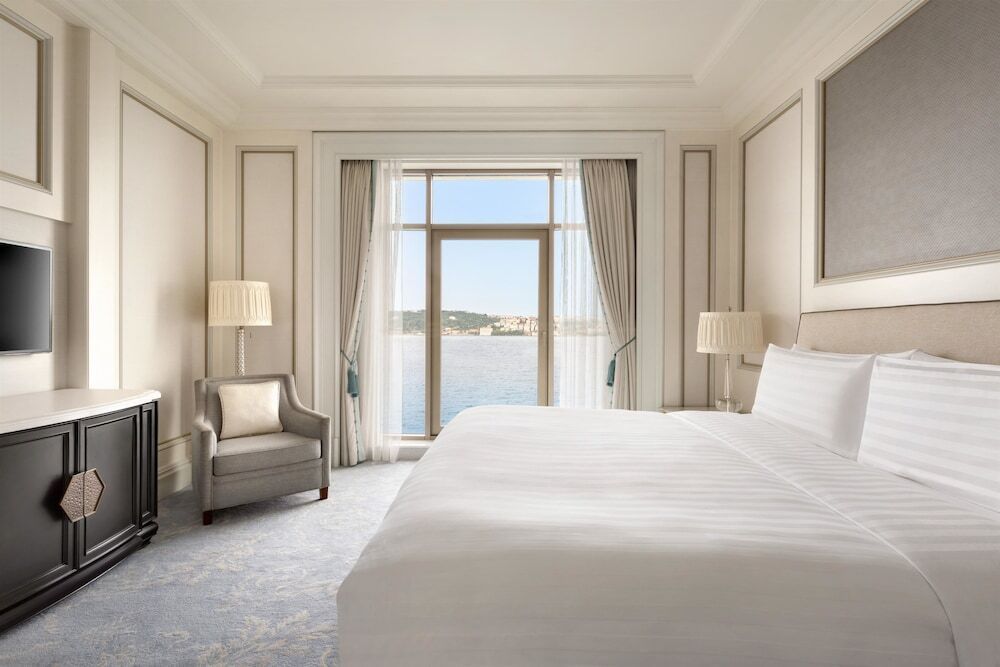 Elegantes Schlafzimmer mit Blick auf den Bosporus und einem großen Fenster.