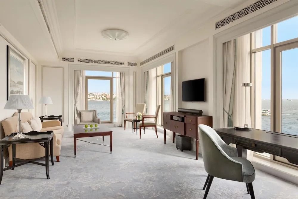 Helle Suite mit stilvoller Einrichtung und Bosporusblick.