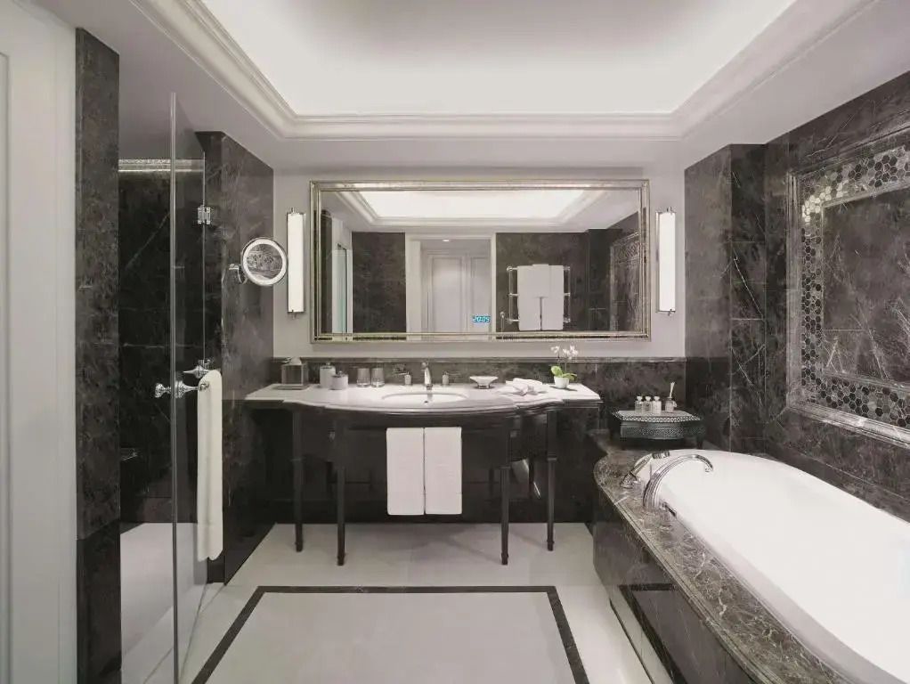 Luxuriöses Badezimmer mit großer Badewanne und elegantem Marmordekor.