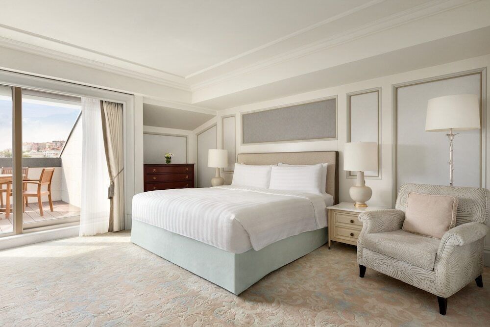 Geräumige Suite mit einem großen Doppelbett und eleganten Möbeln