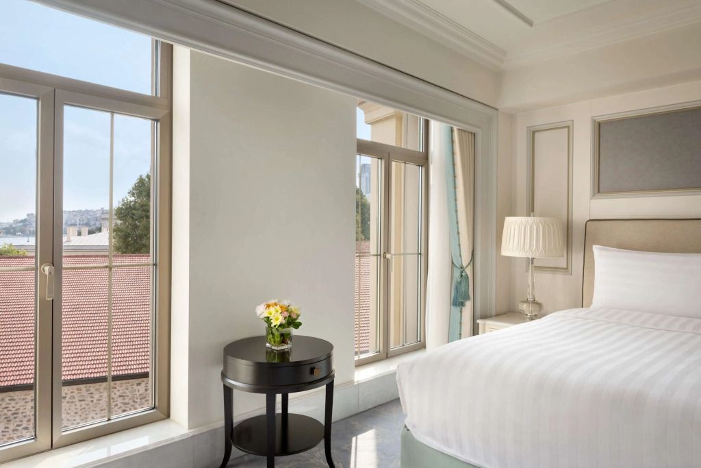 Fensterfront mit Blick auf Bäume in der Suite