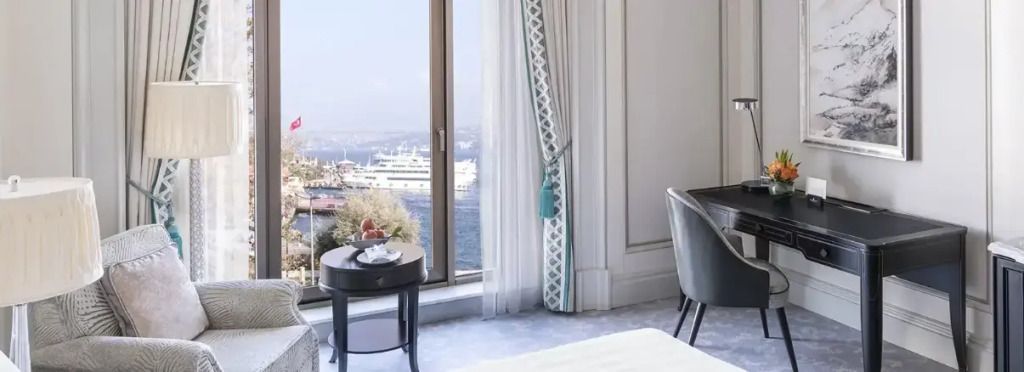 Geräumiges Zimmer mit Blick auf den Bosporus und moderner Einrichtung