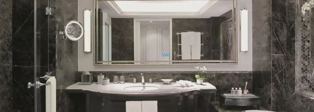 Elegantes Badezimmer mit stilvollem Design und großer Spiegelwand