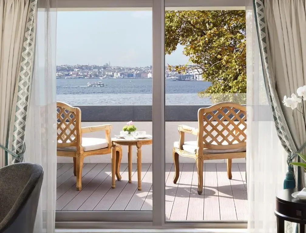 Terrasse mit Blick auf den Bosporus und stilvollen Sitzgelegenheiten