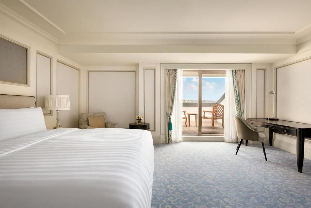 Helle Suite mit Doppelbett und Terrasse mit Blick auf den Bosporus