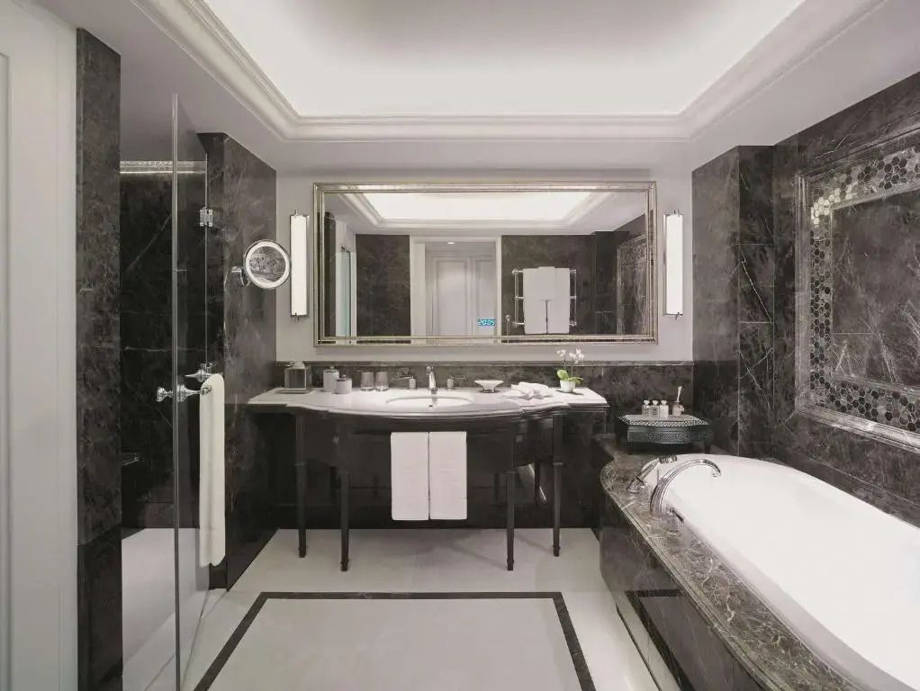 Luxuriöses Badezimmer mit Badewanne und großem Spiegel