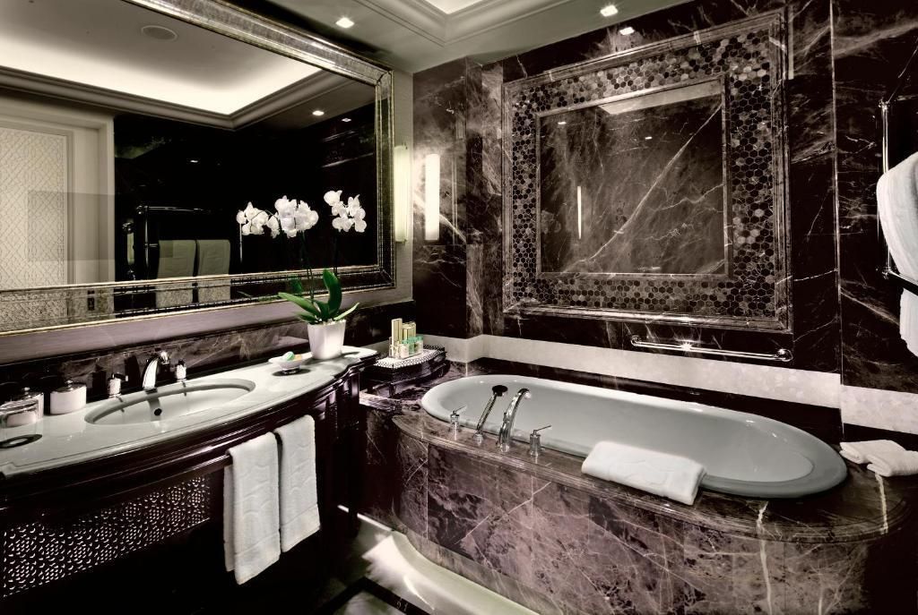 Badezimmer mit Marmoroberflächen und edler Dekoration