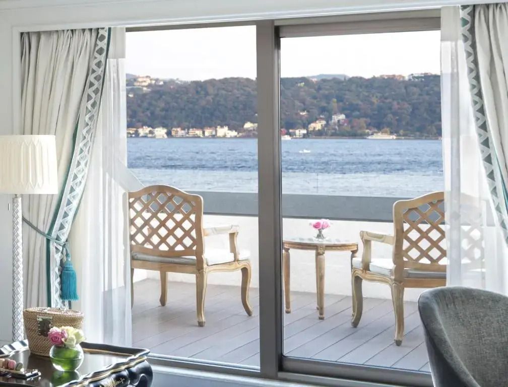 Terrasse mit Blick auf den Bosporus und stilvollen Sitzmöbeln