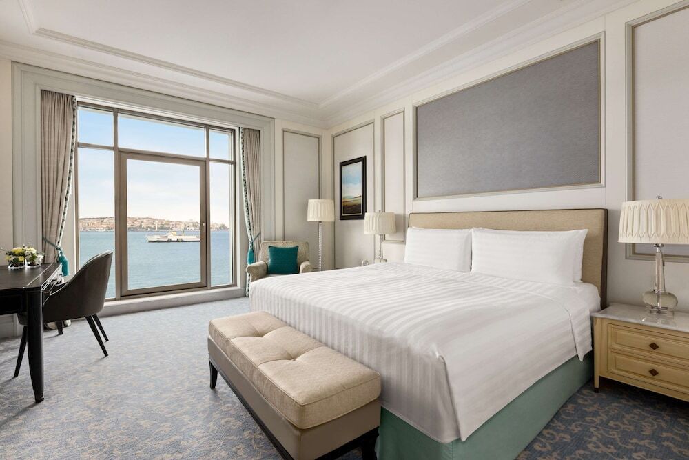 Helles Zimmer mit Doppelbett und Blick auf den Bosporus.