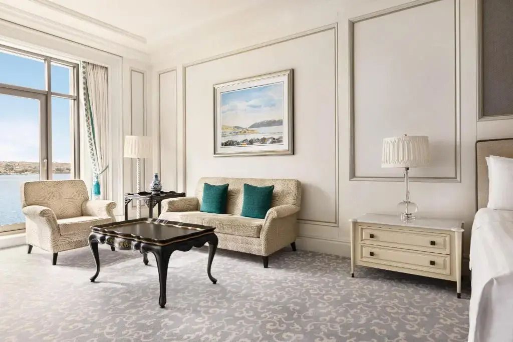 Sitzecke im Hotelzimmer mit Sofa und edlem Tisch.