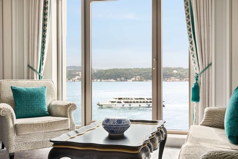 Fensterblick auf den Bosporus mit Sofa und Tisch im Vordergrund.