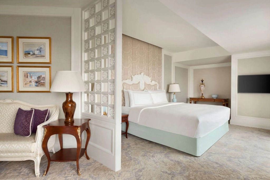 Elegantes Schlafzimmer in der Shangri-La Suite mit stilvollen Möbeln und weichen Farbtönen