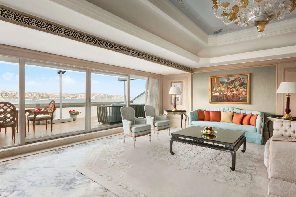 Geräumiges Wohnzimmer in der Shangri-La Suite mit luxuriöser Einrichtung und Meerblick