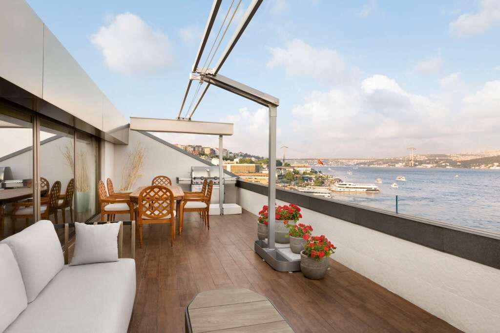 Private Terrasse der Shangri-La Suite mit atemberaubendem Blick auf den Bosporus