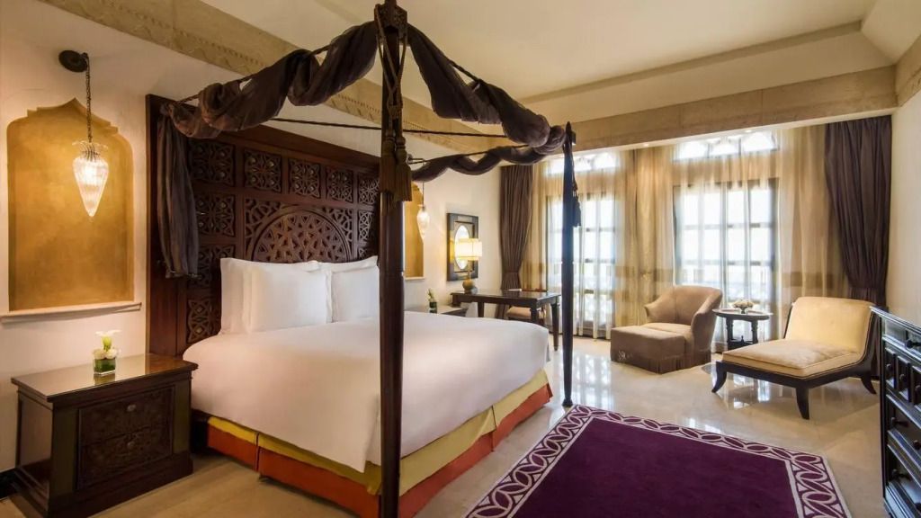 Luxuriöses Schlafzimmer mit Himmelbett und eleganter Einrichtung in der Deluxe Doppel Suite.