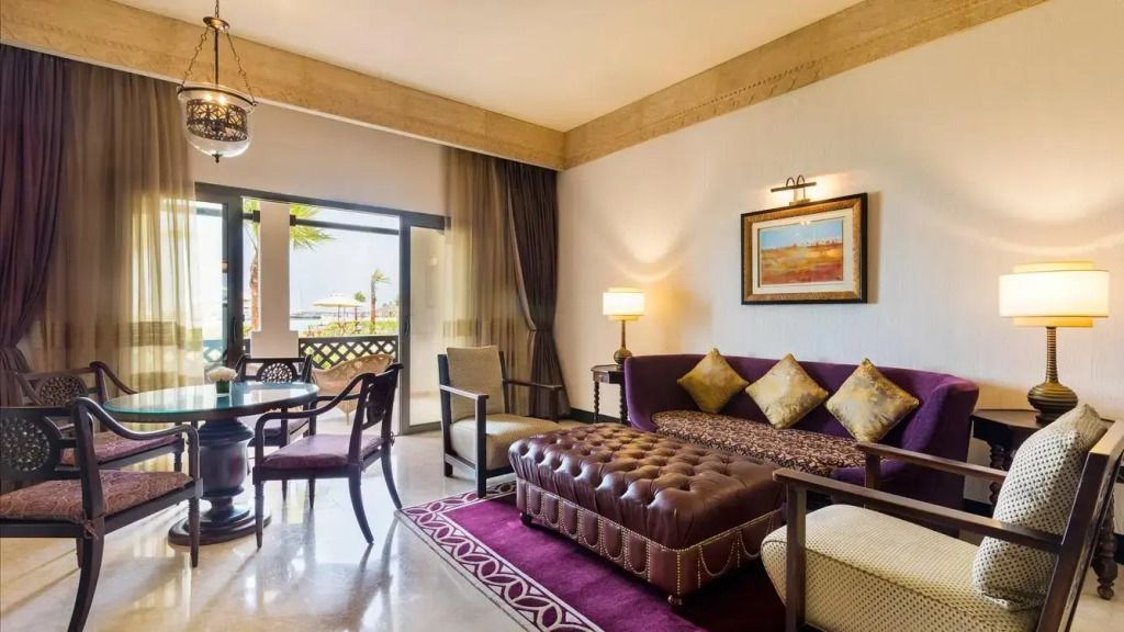 Wohnzimmer der Suite mit eleganter Sitzgruppe und Dekoration im traditionellen Stil.