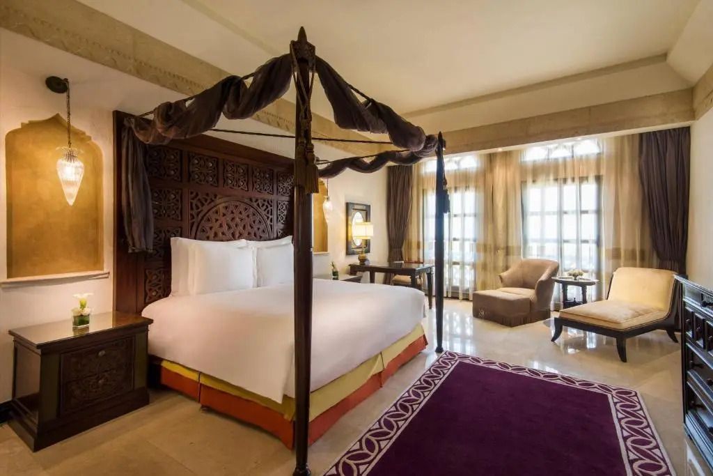 Elegantes Schlafzimmer der Doppel Suite mit Himmelbett und Meerblick