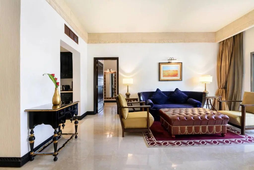 Luxuriöses Wohnzimmer der Suite mit eleganter Einrichtung