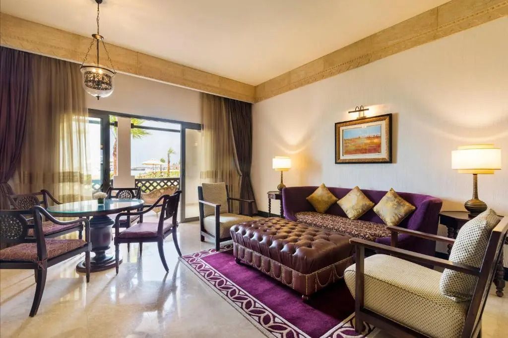 Sitzbereich der Suite mit stilvollen Möbeln und Zugang zur Terrasse