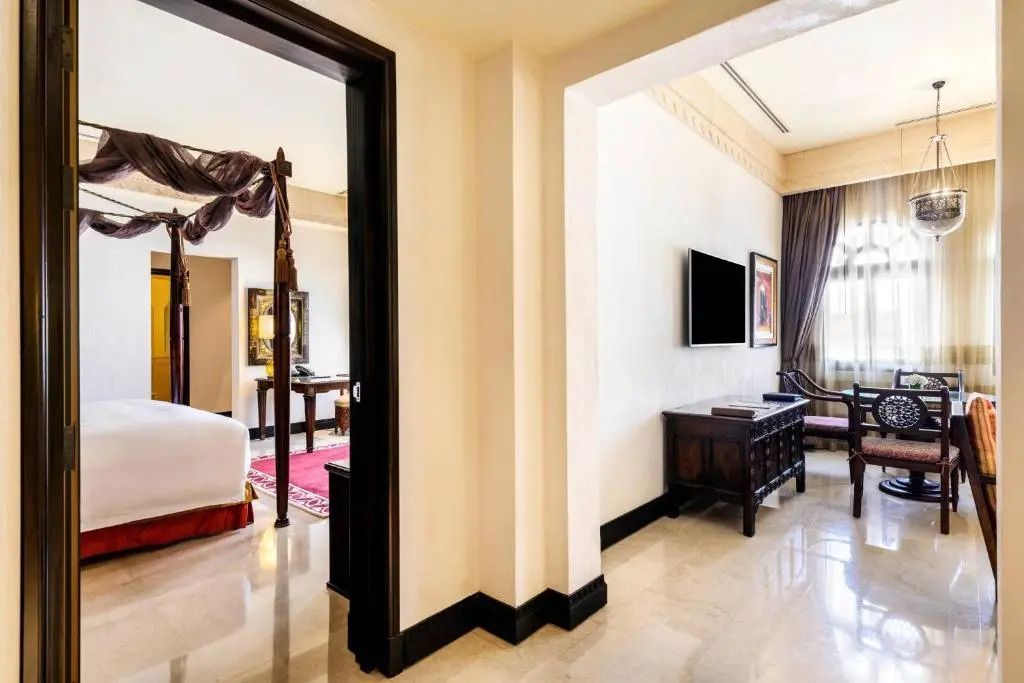 Flurbereich in der Suite mit Zugang zum Schlafzimmer und modernem Dekor