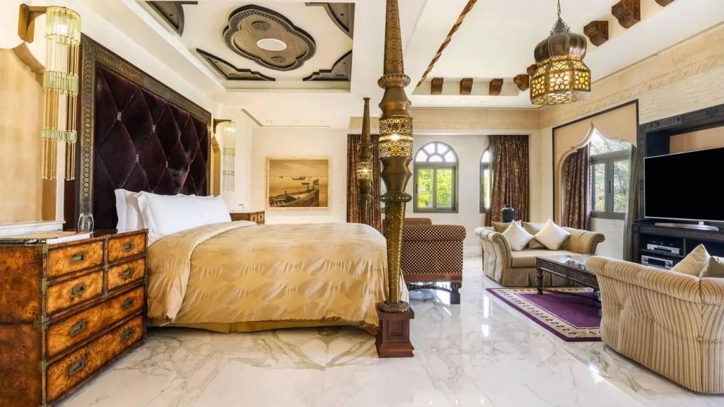 Geräumige Royal Vierer Suite mit luxuriösem Bett und traditioneller Dekoration