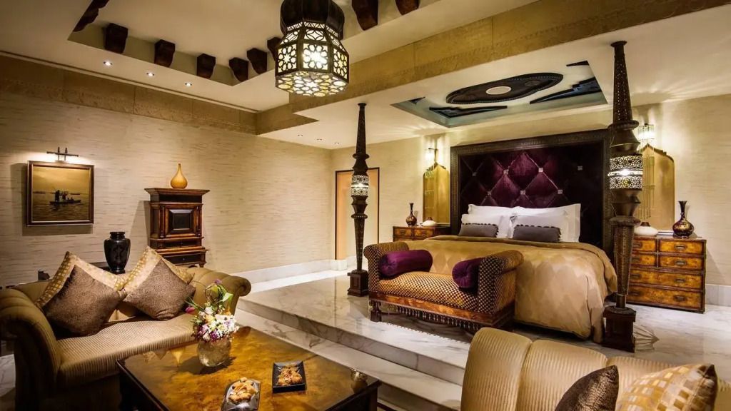 Elegante Suite mit königlichem Bett und geschmackvoller orientalischer Einrichtung